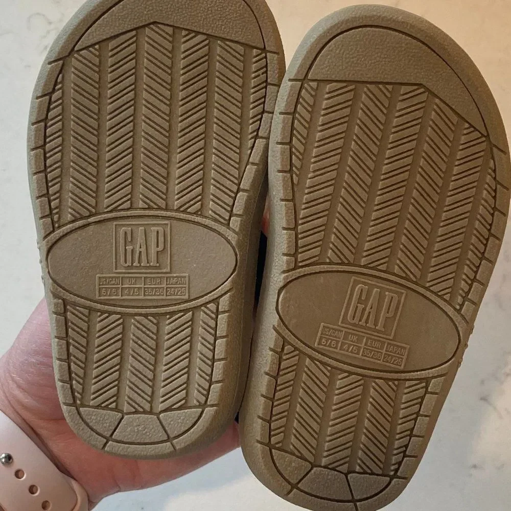 Baby GAP Faux Leather Black Strap on Flip-flops, Size 18/24 months